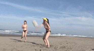 海水浴場でおっぱい丸出しでビーチバレーをやってる女二人組み 1枚目