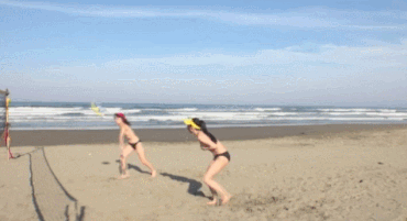 海水浴場でおっぱい丸出しでビーチバレーをやってる女二人組み 2枚目
