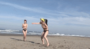 おっぱい丸出しでビーチバレーをする女性のgif画像