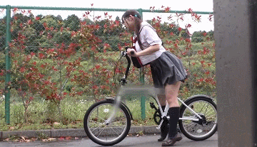 【GIF画像】 JKが乗る自転車のサドルに「媚薬」を塗った結果ｗ 1枚目