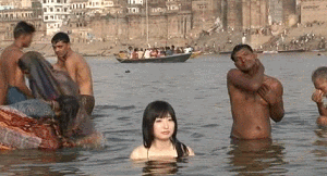 ガンジス川に全裸で入る女性