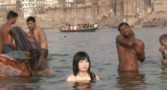 【GIF画像あり】インドのガンジス川で全裸の日本人女性を発見したんだがｗ 6枚目