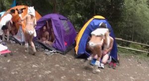 キャンプ場でセックスをする人達