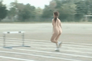 【無修正】全裸で陸上競技をする女の子のエロGIF画像 2枚目