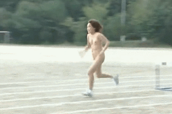 【無修正】全裸で陸上競技をする女の子のエロGIF画像 1枚目
