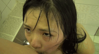 【エロGIF】父親と入った銭湯でレイプされる女子小学生の娘 26枚目