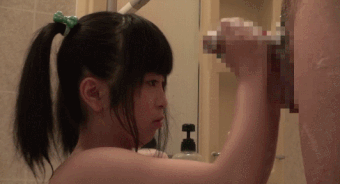 【エロGIF】女子中学生の妹とお風呂でセックスをする兄 15枚目